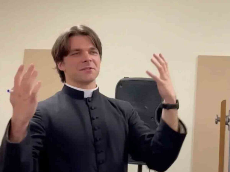 Sacerdote abandona la iglesia para huir con una joven