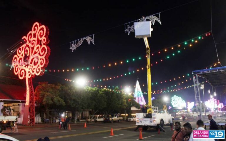 ENATREL instala luces y adornos navideños en Managua