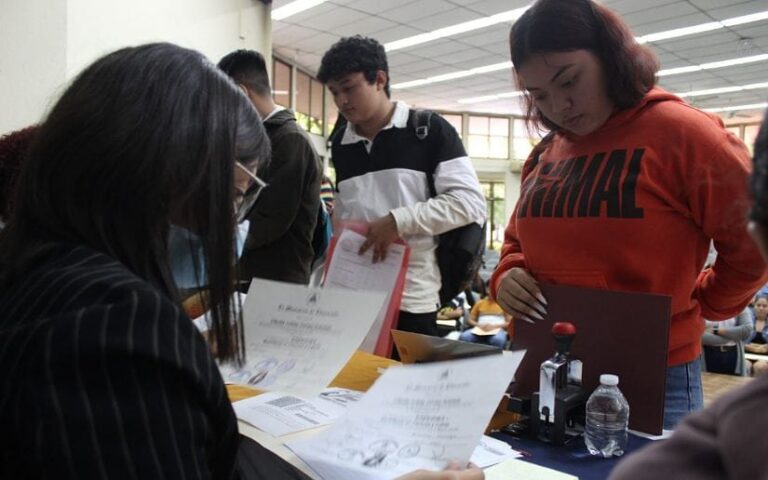 Jóvenes se pre-matriculan en la Universidad Nacional Casimiro Sotelo