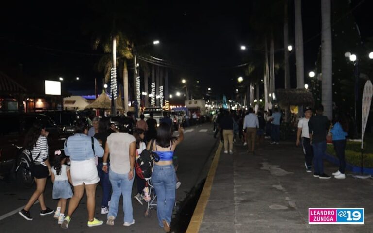 Familias disfrutan en los diferentes espacios del Puerto Salvador Allende