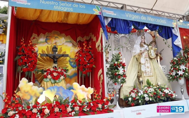 Nicaragüenses visitan Exposición de Nuestros Santos Patronos en la Avenida de Bolívar a Chávez