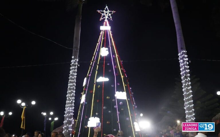 Encienden Árbol Navideño en el Puerto Salvador Allende
