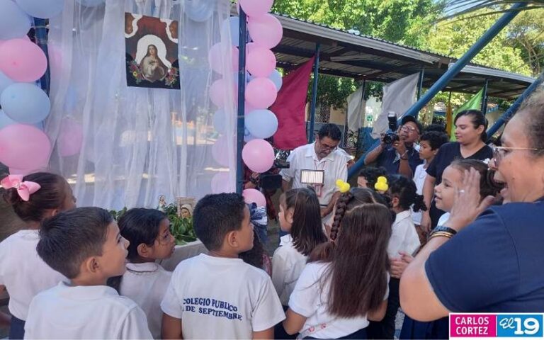 Estudiantes le cantan a la Concepción de María
