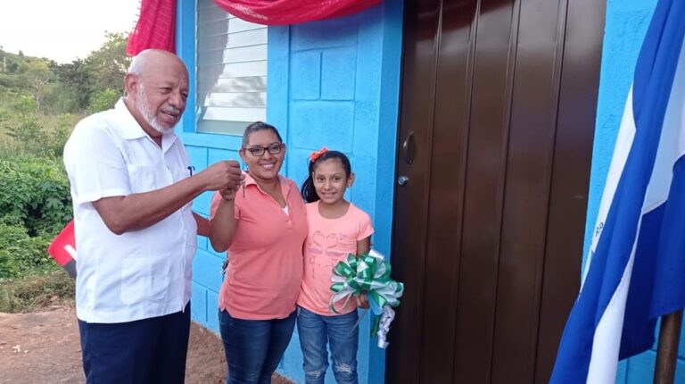Entregan 4 viviendas dignas en Juigalpa