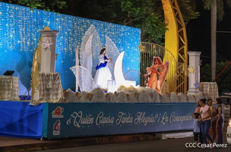 Familias disfrutan de los altares en honor a la Purísima Concepción de María