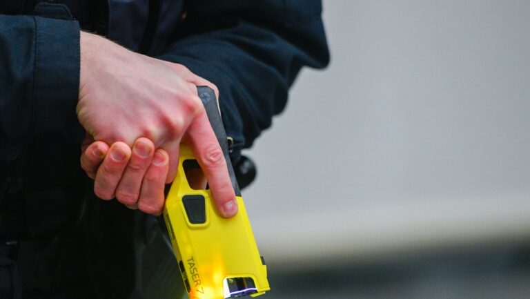 Acusan de homicidio a policía que electrocuto a una anciana