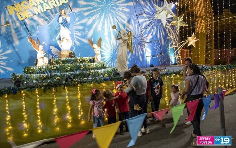 Familias visitan Altares en la Avenida de Bolívar a Chávez
