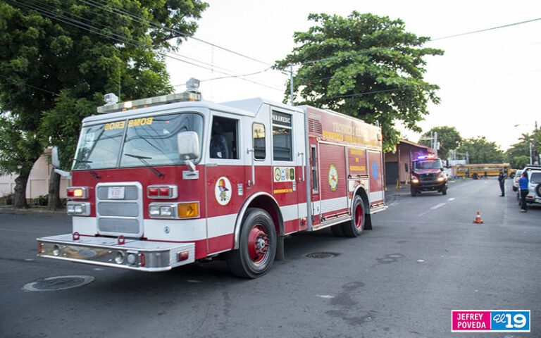 Trasladan a Nindirí dos camiones de bomberos