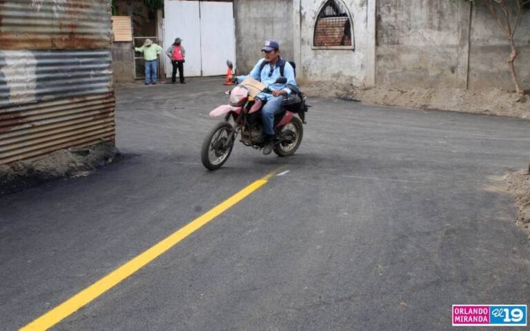 Inauguran ocho cuadras de calles asfaltadas en el barrio Francisco Salazar