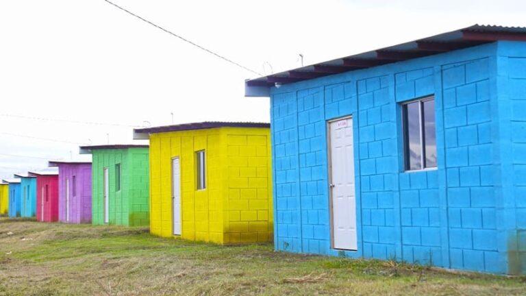 Entregan 100 viviendas en urbanización Caminos del Río