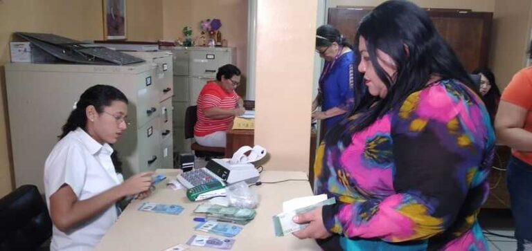 Servidores públicos reciben su salario de diciembre