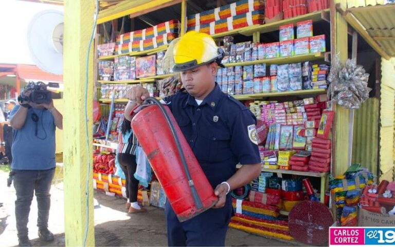 Bomberos garantizan que los tramos de pólvora cumplan con medidas de seguridad