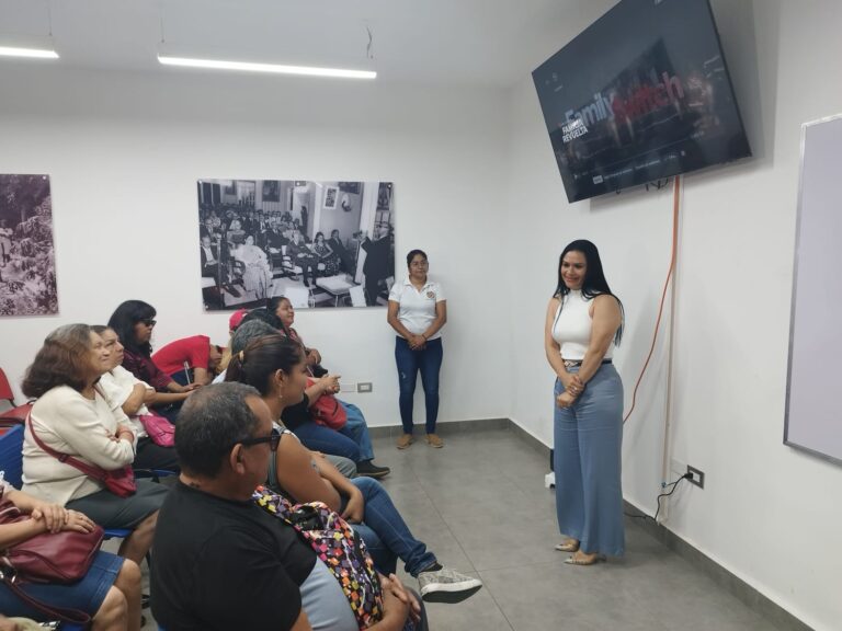 Presentan película para miembros de la Organización de Ciegos