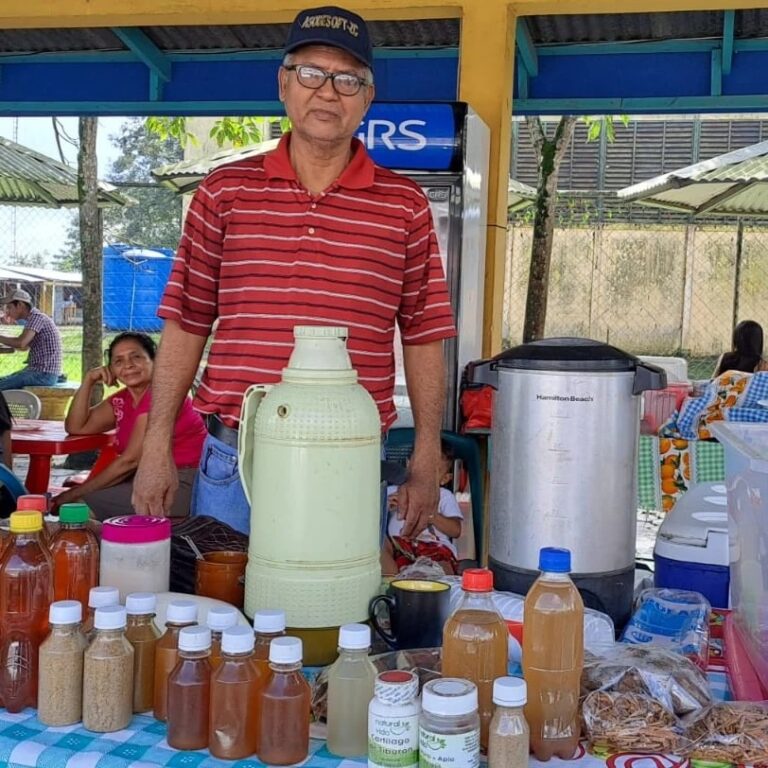 Realizan Feria Navideña en el Mercado Municipal de Nueva Guinea