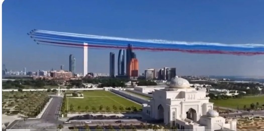Reciben a lo grande al presidente Putin con una bandera rusa en el cielo y caravanas