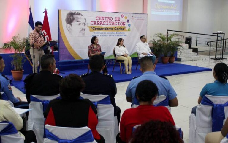 Servidores Públicos reciben certificado de lectoescritura del sistema Braille