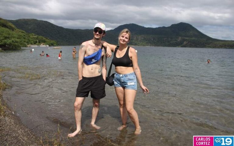 Turistas disfrutan de las aguas de la Laguna de Xiloá
