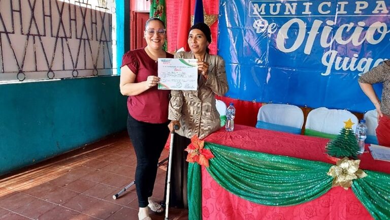 Entregan diplomas a 43 egresados del taller de arreglos navideños