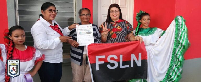 Entregan su casa propia a siete familias en León