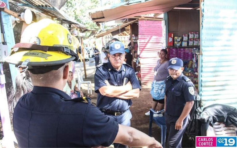 Bomberos inspeccionan tramos de pólvora en la Rotonda La Virgen