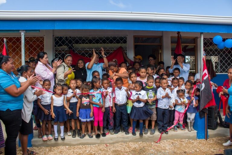 Comunidad educativa inaugura el Colegio Carlos Patterson