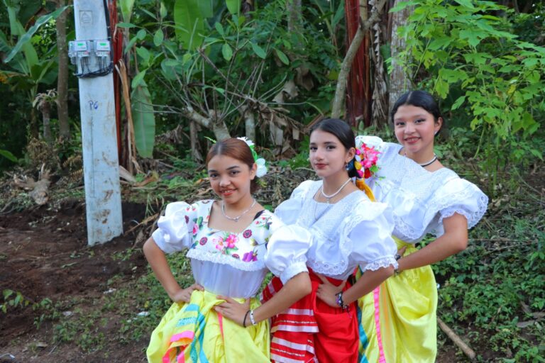 Comunidad Loma Fría celebra inauguración de proyecto eléctrico