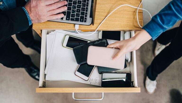 Prohíben a los alumnos el uso de celulares en aulas de clases