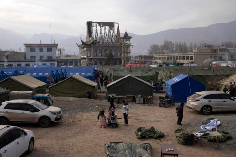 Aumenta a 131 los fallecidos por terremoto en China