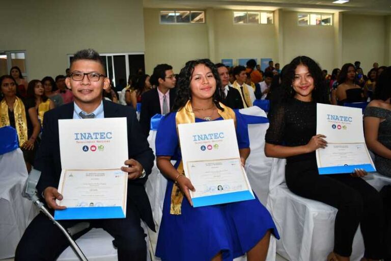 Realizan primera graduación en el Centro Tecnológico Ariel Darce