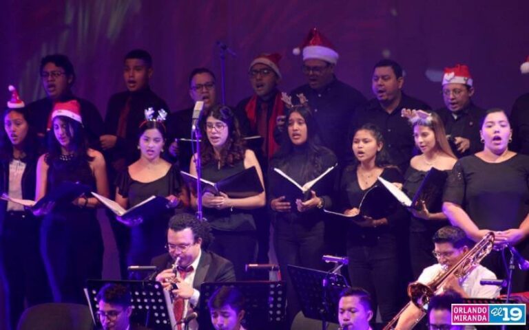 Familias disfrutan de concierto “Coros y Aires Navideños”
