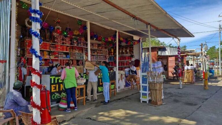 Bomberos inspeccionan un total de 16 tramos de pólvora en el Mercado Mayoreo