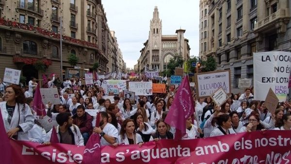 Enfermeros realizan huelga en Barcelona por sueldos dignos