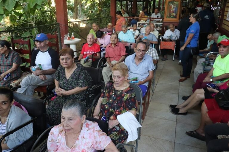 Adultos mayores disfrutan de convivio que les dedicó la alcaldía de Juigalpa