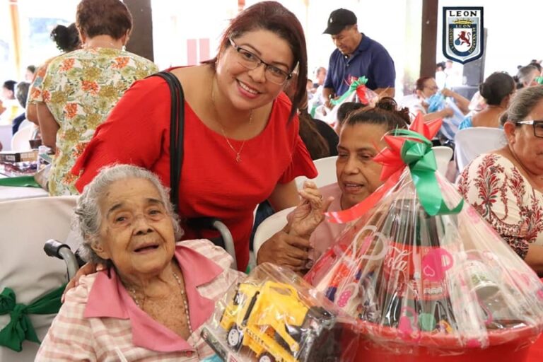 Madres de Héroes y Mártires disfrutan de un convivio navideño  