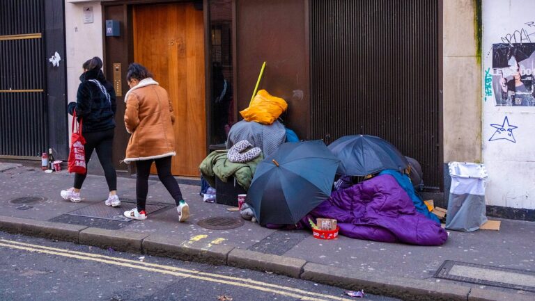 Suspenden desalojos de refugiados de hoteles en época de Navidad 