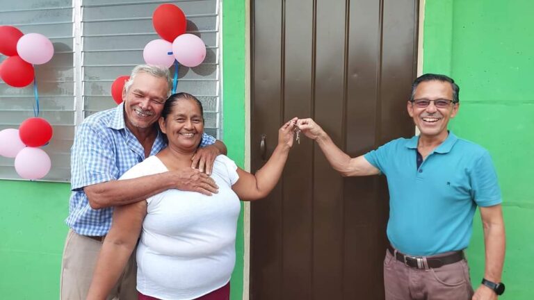 Entregan vivienda a familia de Bluefields