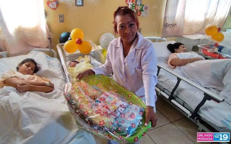 Gobierno entrega obsequios a los primeros bebés del 2024