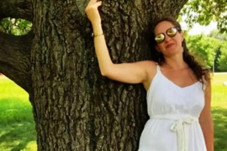 Mujer confiesa haberse enamorado de un árbol