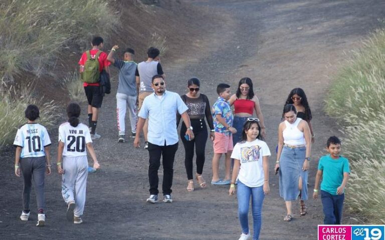 Turistas visitan el Volcán de Masaya  