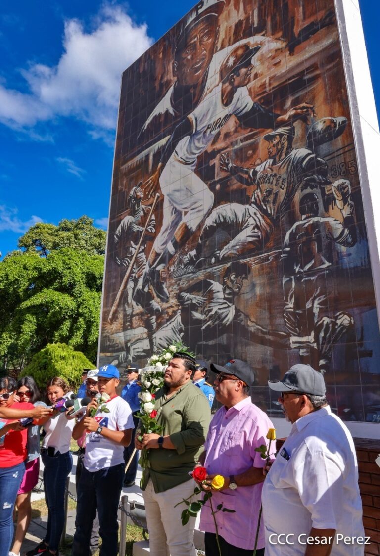 Depositan ofrenda floral en homenaje al Héroe Nacional Roberto Clemente 