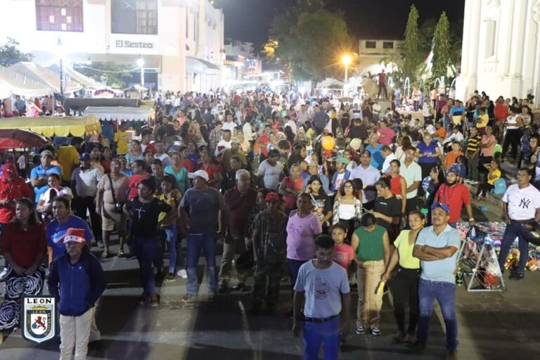 Familias de León reciben el 2024 en la Plaza Central Juan José Quezada 