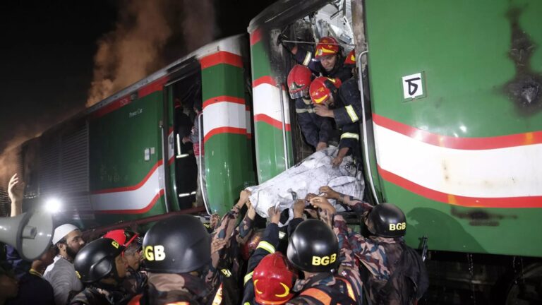Fallecen cuatro personas en un incendio provocado en un tren 