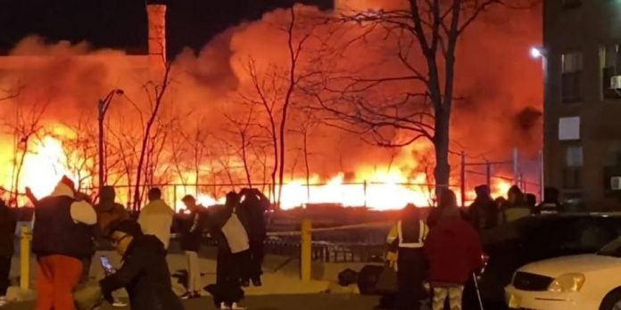 Reportan un fuerte incendio en un edificio de Nueva Jersey  