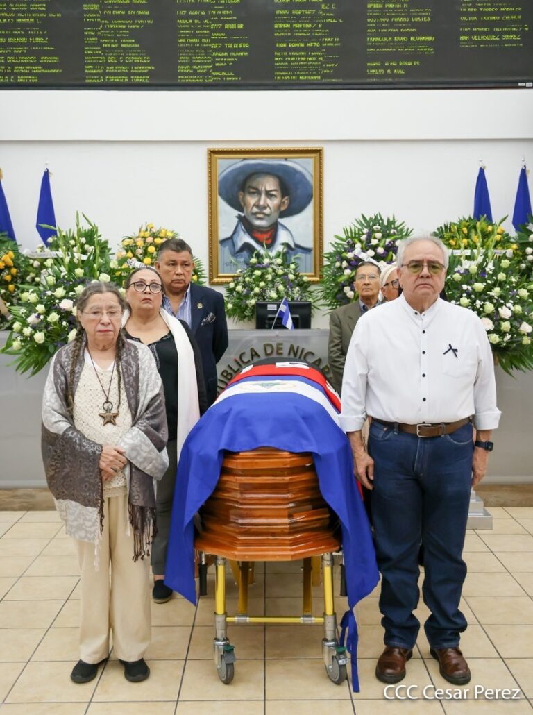 Asamblea Nacional rinde homenaje póstumo al diputado Roger Cajina y otorgan Medalla de Honor 