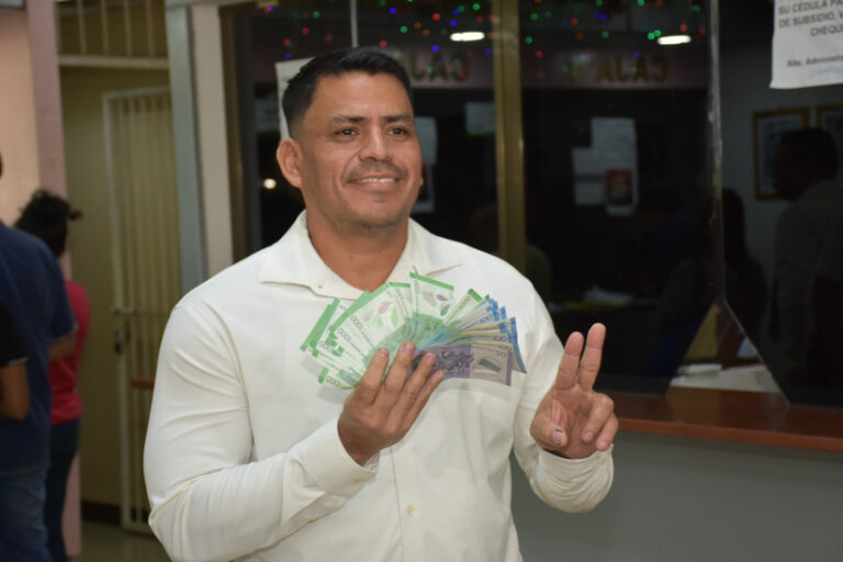 Trabajadores del MINSA reciben su salario de enero