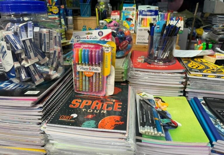 Comerciantes ofrecen productos escolares a precios asequibles