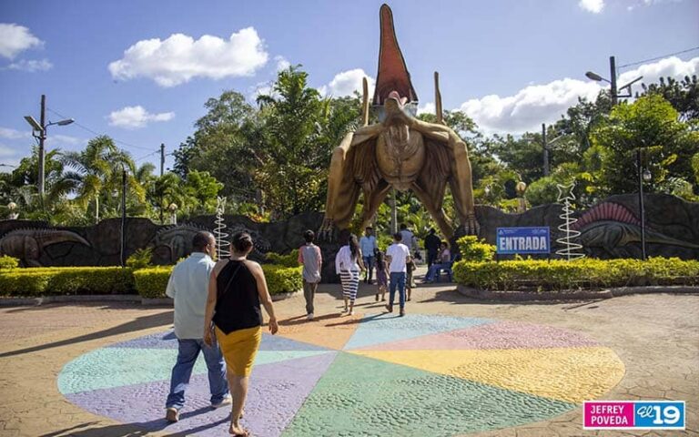 Familias nicaragüenses  visitan el Parque Saurio