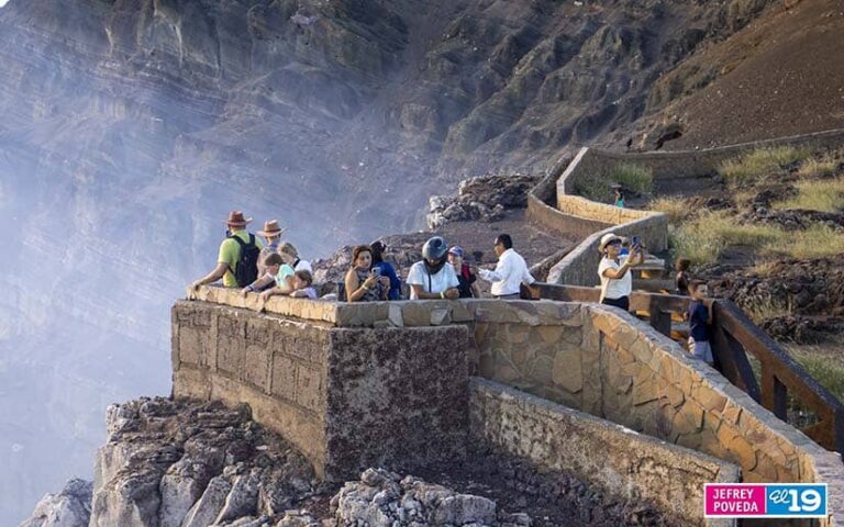 Turistas visitan el Parque Volcán Masaya