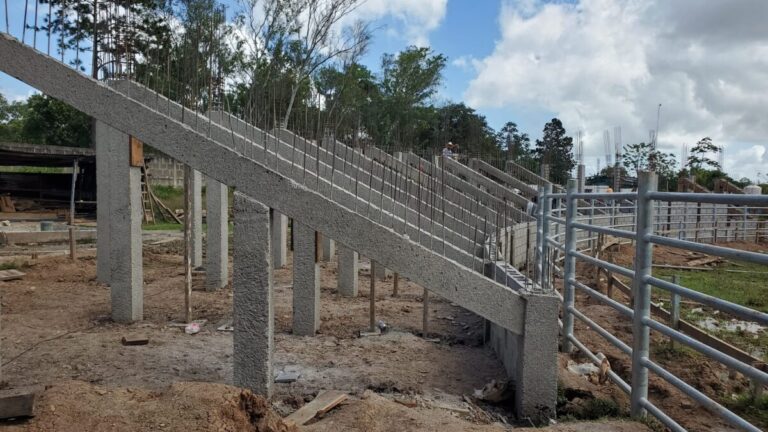 Obras de construcción de barrera en La Libertad avanza a buen ritmo