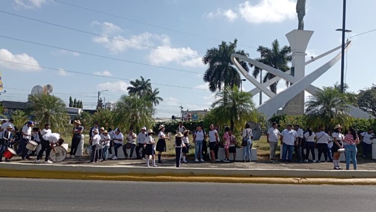Realizan Carnaval para celebrar los 17 años de educación gratuita